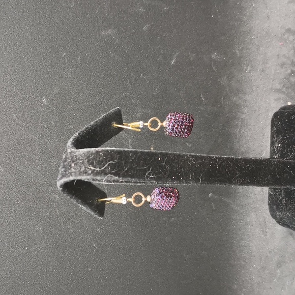Dark red sparkle square dangle earrings - Picture 3 of 3
